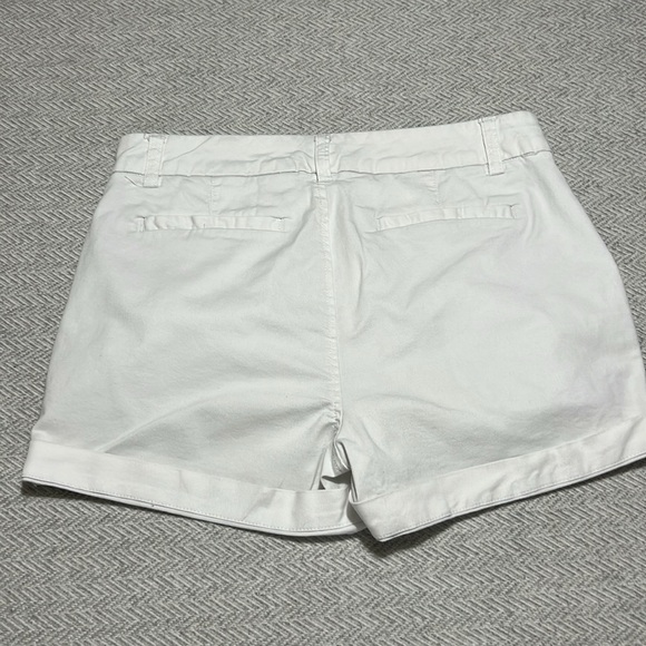 Saks Fifth Ave White Women's Shorts.  Size 2 - Picture 2 of 10
